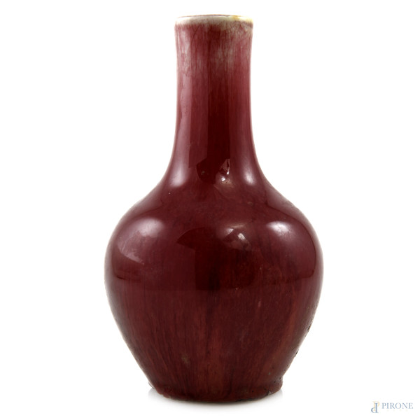 Vasetto in ceramica rossa, XX secolo, altezza cm 18, (segni di usura, sbeccature, difetti di cottura)