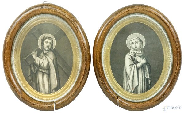 Cristo portacroce e Madonna con corona di spine, due stampe ad assetto ovale, cm 17x13, XX secolo, entro cornici, (lievi difetti).