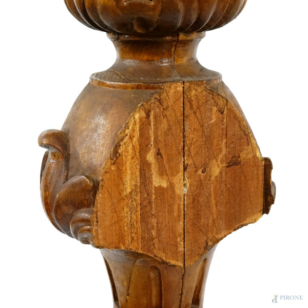 Grande portacero in legno scolpito con stemma della famiglia Iorio, XIX secolo, altezza cm 149 (d...