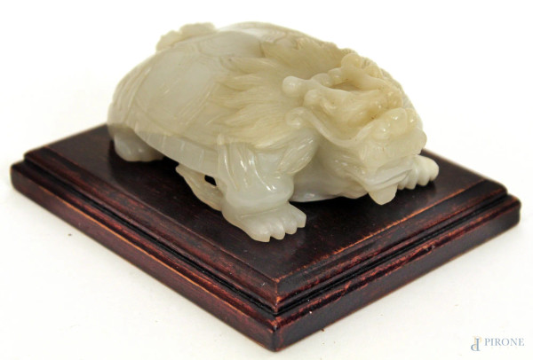 Tartaruga in giada poggiante su base, lunghezza 12 cm.
