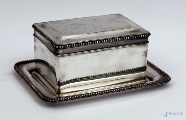 Scatola portagioie con sottopiatto in argento, gr. 740, cm h.9x14,5x10.