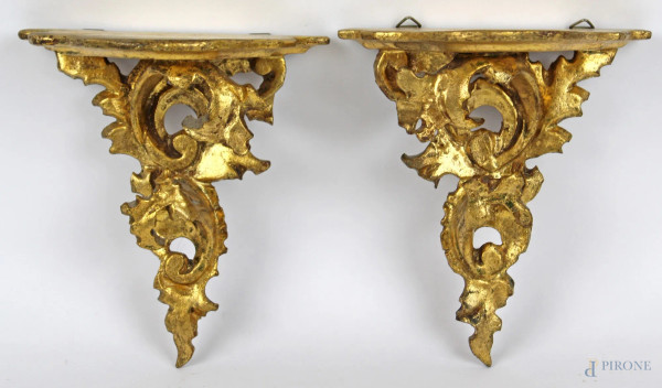 Coppia di mensoline in legno dorato, altezza cm. 13,5, XX secolo.