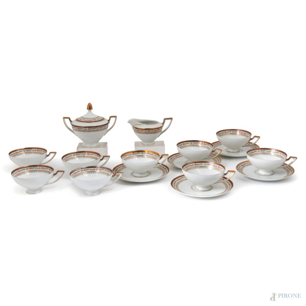 Servizio da the Bavaria in porcellana bianca con profili dorati e decori floreali composto da 9 tazze, cinque piattini, una lattiera e una zuccheriera, XX secolo, misure massime cm 13x16, (segni di usura)