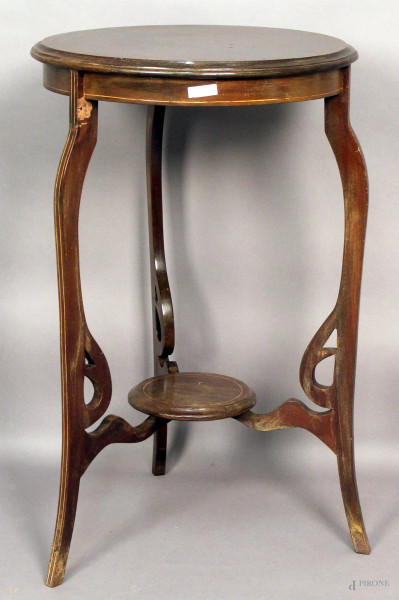 Tavolinetto di linea tonda in mogano con filetti in bosso, poggiante su tre gambe mosse legate da piano, XX secolo, altezza 75 cm, diametro 46 cm.