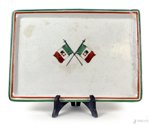 Vassoio Richard-Ginori con doppia bandiera del Regno d'Italia, cm 32,5x23,5, (difetti e resaturi).