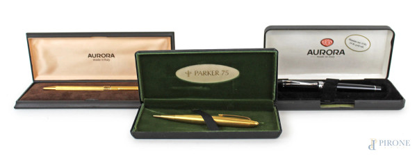 Lotto composto da un portamine Omas, una penna biro ed una penna stilografica Aurora con pennino in oro 14Kt,  lunghezza max cm 13,5, entro custodie, (difetti, una custodia non pertinente)