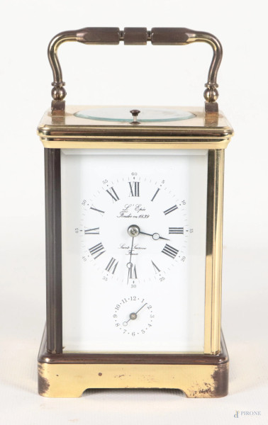 Cappuccina da viaggio in ottone dorato con quadrante in smalto bianco a numeri romani, XX secolo, cm 18x9x8, (segni di usura, da revisionare)