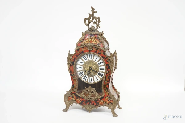 Orologio stile Boulle in legno intarsiato a finta tartaruga e metallo, Germania, XX secolo, altezza cm 60, (da revisionare)