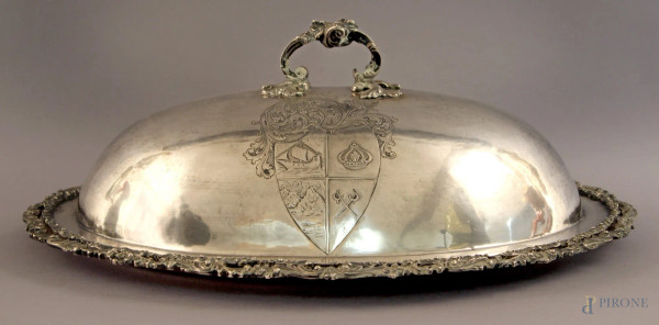 Portavivande in argento di linea ovale, con bordo lavorato, coperchio con stemma araldico inciso, altezza 17x48x33, gr. 2620, (il coperchio non &#232; originale).