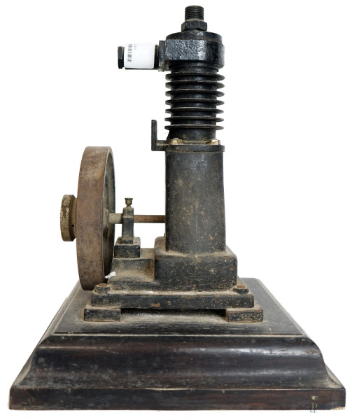 Antico strumento meccanico in ghisa e ferro, cm h 40x28x28, (difetti).