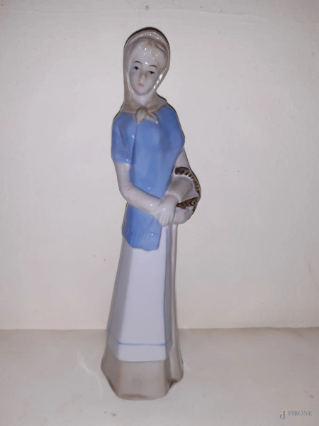 scultura in porcellana spagnola raffigurante fanciulla con cesta, h 20 cm.