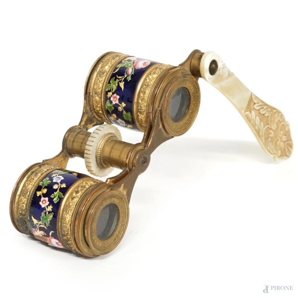 Binocolo da teatro in ottone e smalto policromo con decori floreali, XIX secolo, cm 12x5 (difetti)