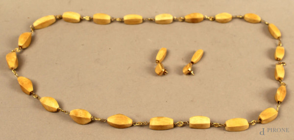 Parure composta da una collana ed un paio di orecchini in osso con chiusura in oro, gr. 102,6.
