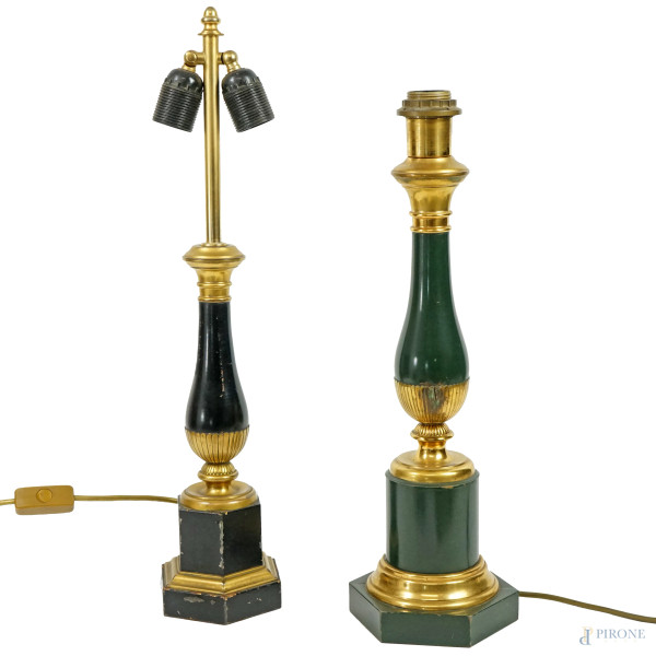 Lotto di due lampade da tavolo in metallo dorato e laccato nero e verde petrolio, alt.max cm 50, XX secolo, (lievi difetti)