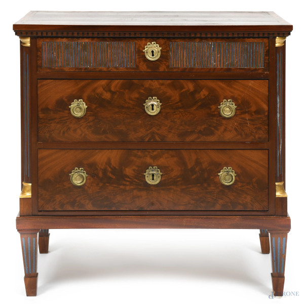 Piccolo comò in legno impiallacciato in varie essenze con fronte scandito da tre cassetti in colonna e mezze colonne agli angoli anteriori, XX secolo, cm 79x76x42,5, (segni di usura, scalfiture, difetti)