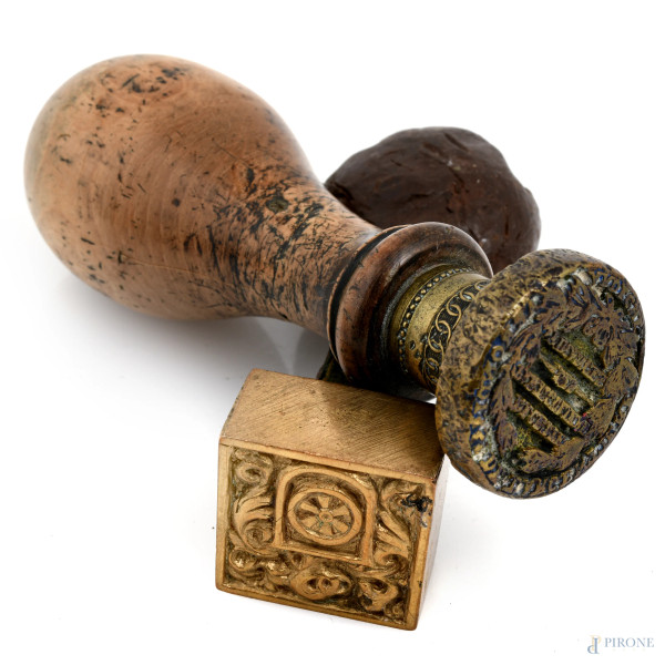 Lotto composto da sigilli di varia foggia e epoche, misura massima cm 13, (segni di usura, difett...