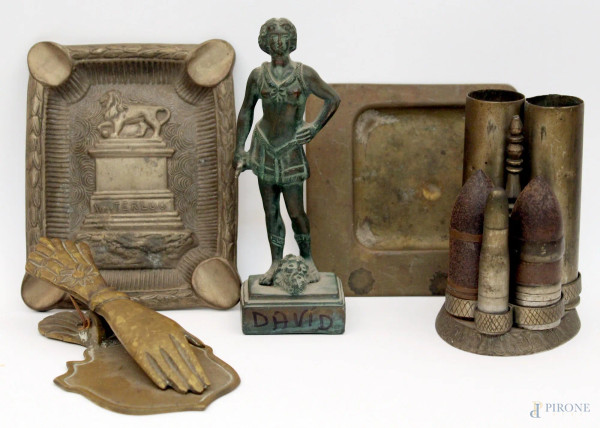 Lotto composto da cinque oggetti da scrivania in bronzo e ottone.