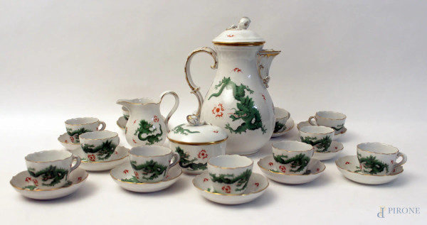 Servizio da caff&#232; in porcellana Meissen a decoro di draghi composto da: una caffettiera, una lattiera, una zuccheriera, dodici tazzine con rispettivi piattini, H massima 26 cm.