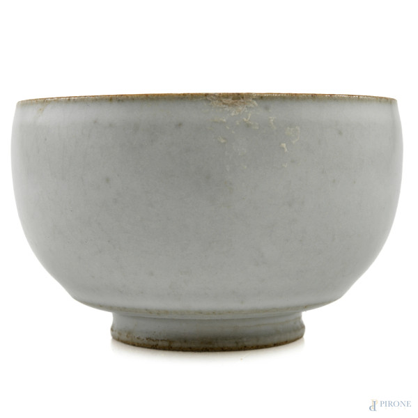 Tazzina in ceramica bianca, XX secolo, cm 5x8,5 (segni di usura, difetti di cottura, lievi scalfiture)