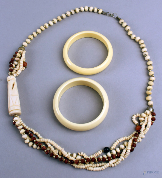 Lotto composto da due bracciali ed una collana in avorio antico.