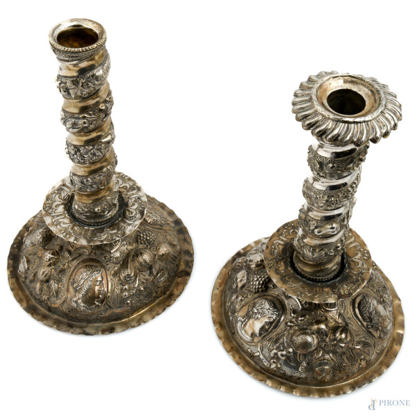 Coppia di candelieri in argento cesellato e sbalzato a torchon con girali e profili di imperatori...