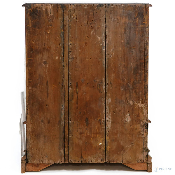 Inginocchiatoio intarsiato in varie essenze con cassettone alla base e tre cassetti a scandire il...