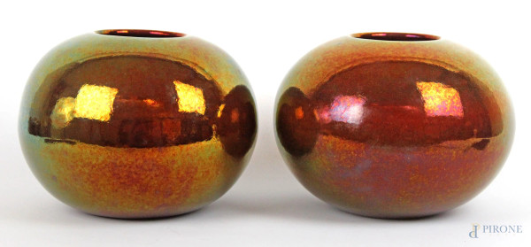 Coppia di vasi in ceramica smaltata cangiante, cm h 18, Mobach, XX secolo