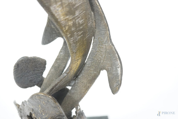Angelo Camerino (1932), Delfini, bronzo su base in marmo verde, alt. cm. 25,5, firmato