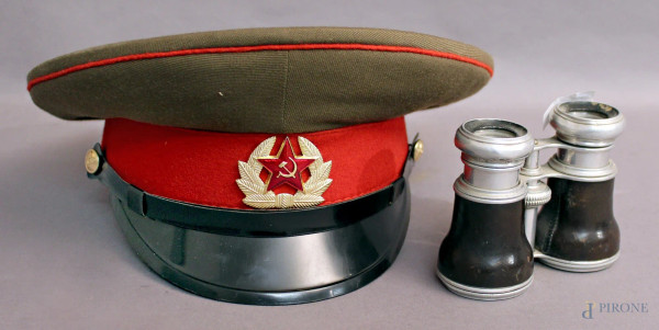 Lotto composto da un cappello militare dell&#39;Unione Sovietica e da un cannocchiale in metallo.