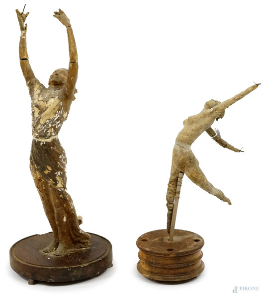 Danzatrici, due sculture- prototipo in materiali compositi su anima in ferro, alt.max cm 60, inizi XX secolo, poggianti su basi in legno, (difetti, parti mancanti).
