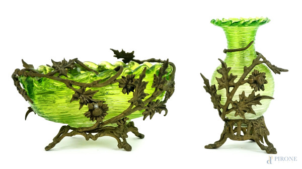Lotto composto da un vasetto ed una ciotolina in vetro verde, finiture a ramages in bronzo, misure max cm 9x16x10,5, XX secolo, (segni del tempo).