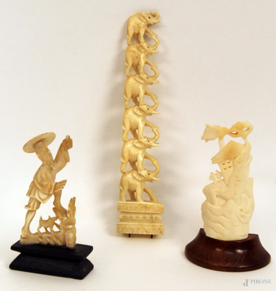 Lotto composto da tre piccole antiche sculture in avorio, H massima 16 cm.