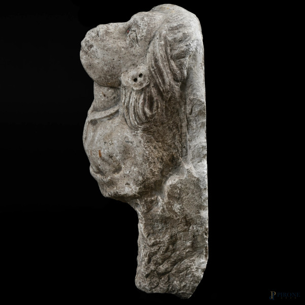 Lotto di due frammenti scultorei in pietra raffiguranti busti femminili, XVII-XVIII secolo, cm 68...