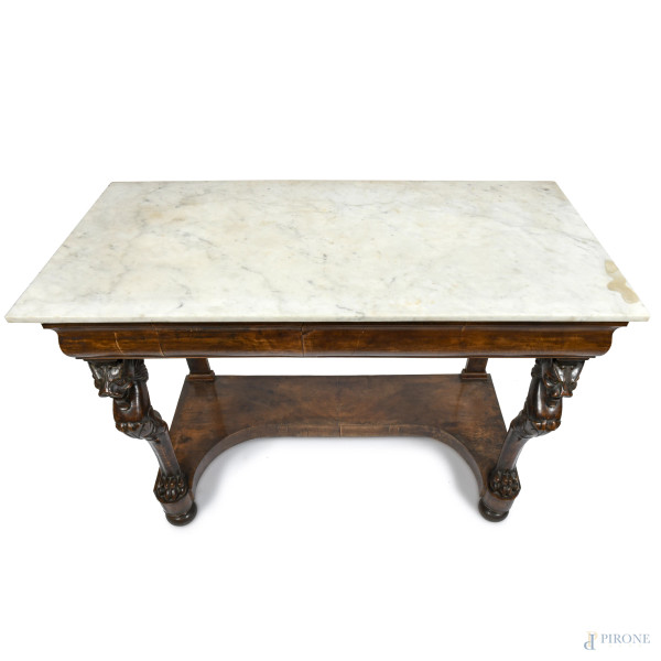 Consolle in legno impiallacciato e piano in marmo. Montanti anteriori a guisa di grifoni con pied...