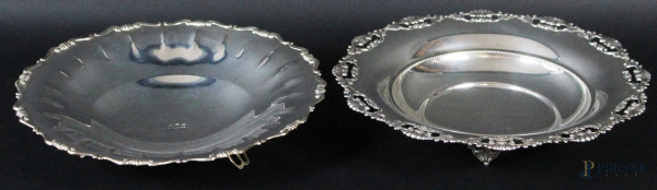 Lotto di due centrini in argento di linea ovale, profili smerlati, diametro max 24 cm, gr.450