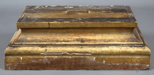 Base di linea rettangolare in legno intagliato e dorato, cm. 15x44x22, XIX secolo