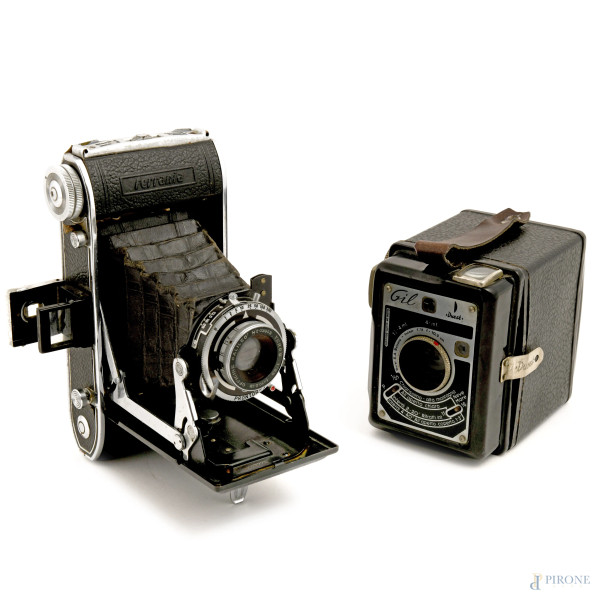 Lotto di 2 macchine fotografiche, (difetti, da revisionare): Ferrania Falco II, cm 9x15,5x4;  Durst Gil, cm 11x11,5x7
