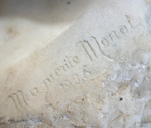 Marguerite Monot (XX secolo), Scultura in marmo raffigurante una bambina, firmato e datato Margue...