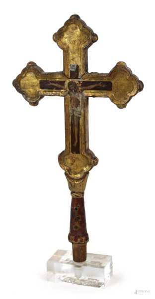 Antica croce astile in legno e stucco dorato, due facce raffiguranti Cristo Crocefisso e  terminazioni dei bracci di forma trilobata, cm h 41,5x22x2 (base in plexiglass cm 4x10,5x6), (difetti e restauri).