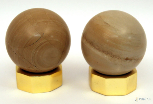 Coppia di sfere in marmo con basi in metallo, diametro 8 cm.