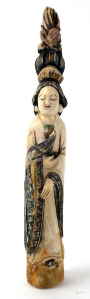 Scultura in avorio parzialmente dipinto raffigurante figura femminile, altezza cm. 24, arte orientale, inizi XX secolo, (restauri).