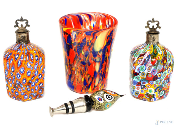 Lotto di quattro oggetti in vetro soffiato di Murano, XX secolo, lavorazione a murrine multicolore, finiture in argento e metallo argentato, h max cm 10,5