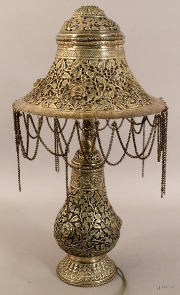 Lampada in argento traforato e cesellato a motivi di fiori, arte orientale, altezza 46 cm, anni &#39;50, gr. 1650.