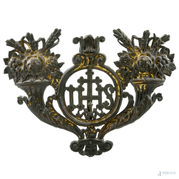 Elemento decorativo in rame dipinto e dorato, XX secolo, cm 33x46, (segni di usura, difetti)