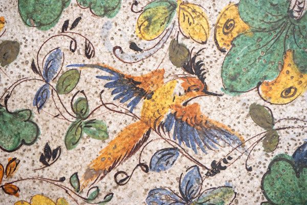 Tavolo tondo in maiolica policroma, manifattura italiana del XX secolo, cm h 72, diametro cm 117,...