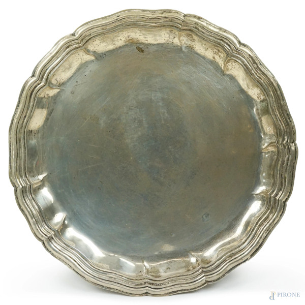 Vassoio di linea sagomata in argento 800, cm 35x35,5, prima metà XX secolo, peso gr. 735