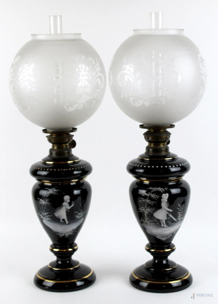 Coppia di lampade in opalina nera con decori raffiguranti paesaggi con fanciulle, globi in vetro satinato, altezza cm. 57, XX secolo.