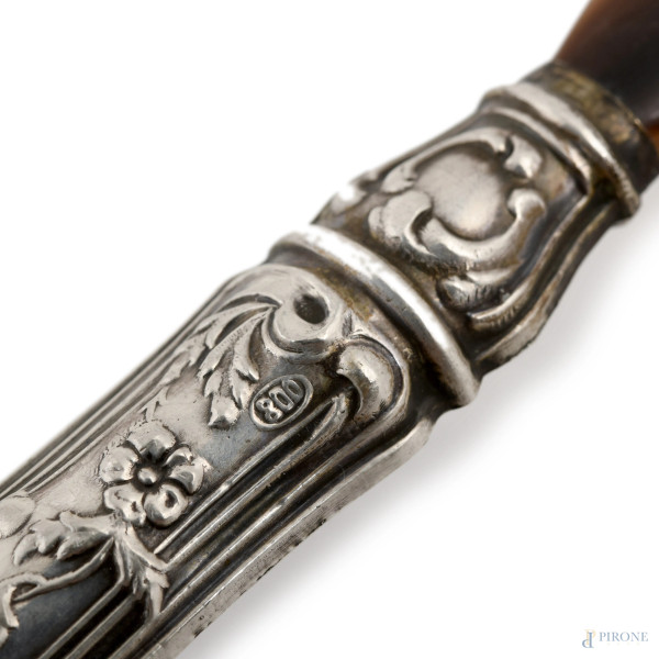 Servizio di posate con manici rivestiti in argento 800, peso lordo totale gr 990, lunghezza massi...