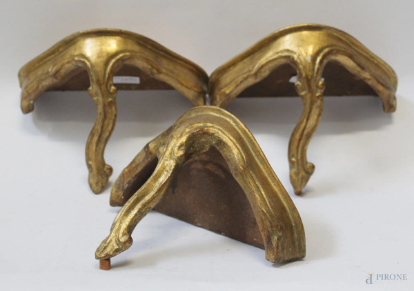 Lotto di tre mensoline in legno dorato, h. max 16 cm