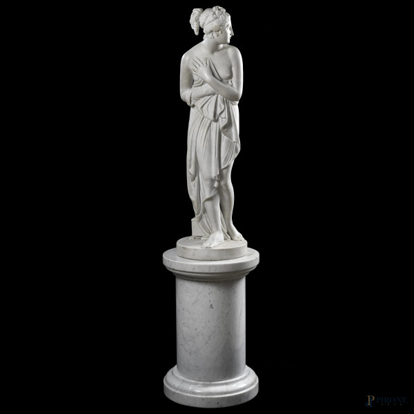 Venere al bagno, XIX secolo, scultura in marmo, altezza cm 103 su colonna in marmo, altezza cm 60...